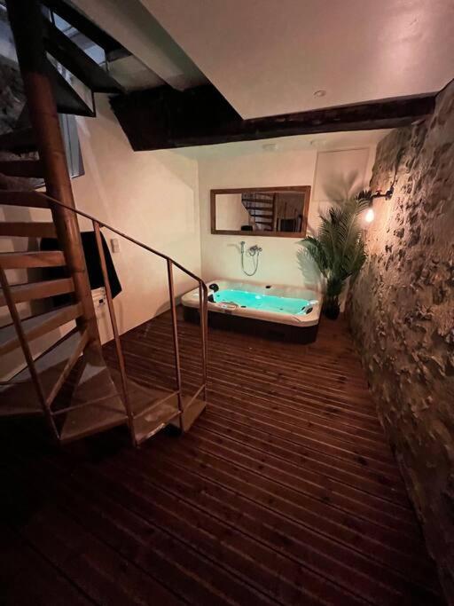 Maison Suspendue Avec Jacuzzi Privatif ポン・アン・ロワイヤン エクステリア 写真